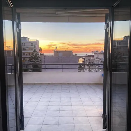 Seaside Apartment, Walking Distance To The Beach. 公寓