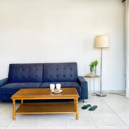 Seaside Apartment, Walking Distance To The Beach. Kyparissia