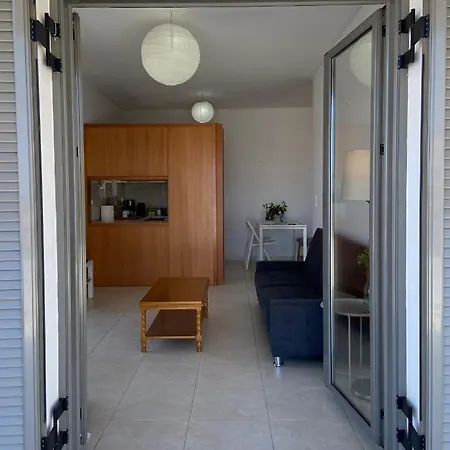 Seaside Apartment, Walking Distance To The Beach.