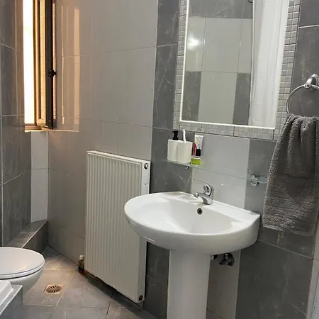 Seaside Apartment, Walking Distance To The Beach. *