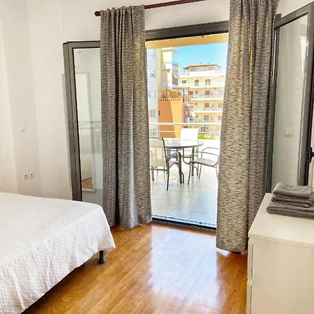 Seaside Apartment, Walking Distance To The Beach.