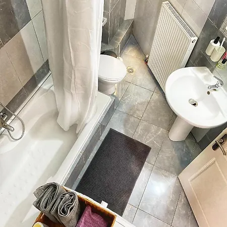 Seaside Apartment, Walking Distance To The Beach. Apartamento