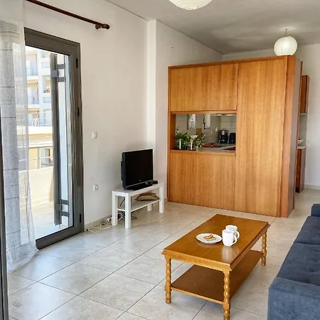 Seaside Apartment, Walking Distance To The Beach. Apartamento Kyparissia